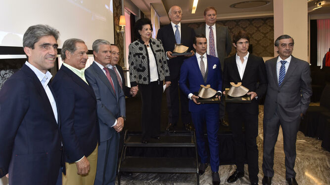 Muñoz, Ojeda, Espartaco, Romero, Pilar Cañas, Valencia, Sousa, Manzanares, Castella y Mulet, en la entrega de trofeos.