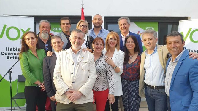 El presidente de Vox y candidato en Málaga, José Enrique Lara, junto a otros candidatos.