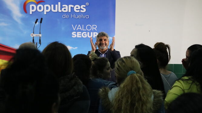 El candidato, durante el acto electoral celebrado ayer en el barrio del Torrejón, concretamente en la Fundación Valdocco.