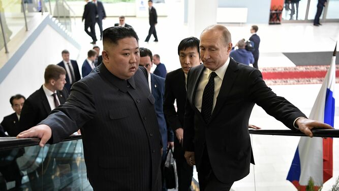 Kim y Putin suben unas escaleras en la Universidad Federal del Extremo Oriente en Vladivostok.