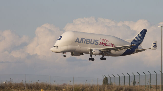 Un Beluga aterriza en las instalaciones de Airbus en San Pablo, Sevilla.