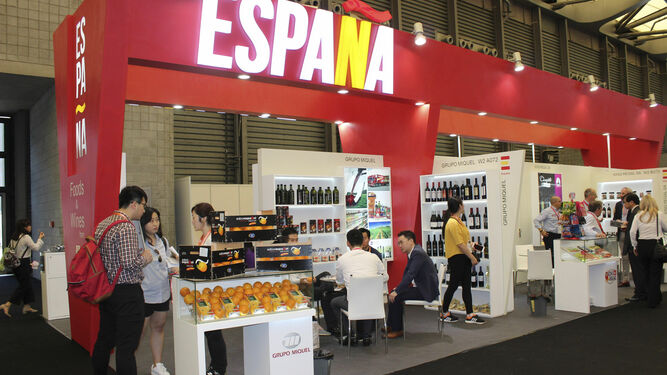 Exposición de productos españoles en una feria de Shangai