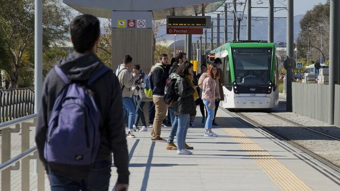 Usuarios del Metro de Málaga esperan uno de los trenes en la zona de la Universidad.