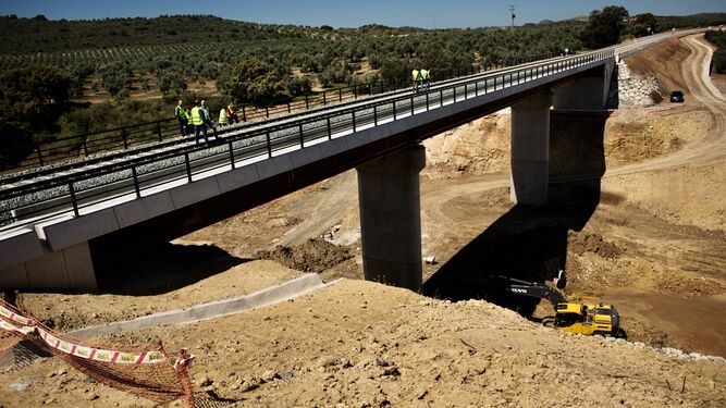 Obras de rehabilitación en la línea Bobadilla-Algeciras, dañada por las lluvias.