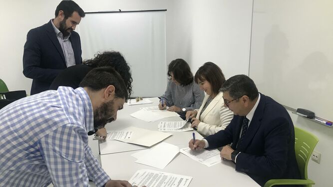 Firma del convenio entre los emprendedores y el alcalde, Antonio Moreno.