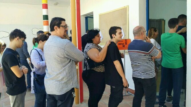 Colas para votar esta mañana en uno de los colegios electorales de Málaga.