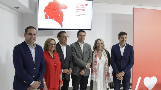 Ignacio Caraballo con los diputados y senadores electos del PSOE de Huelva.
