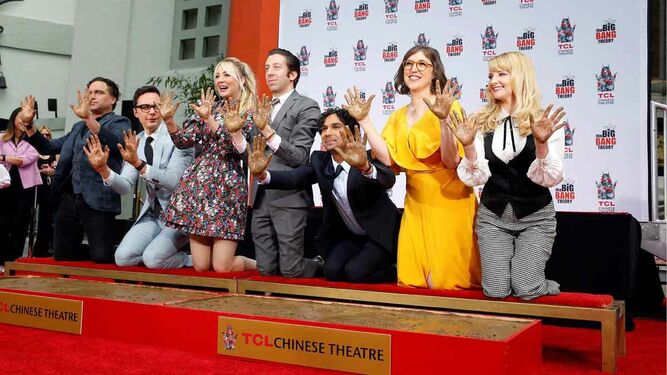 Los protagonistas de 'Big Bang' tras dejar sus huellas en las placas de barro del Teatro Chino de Los Ángeles