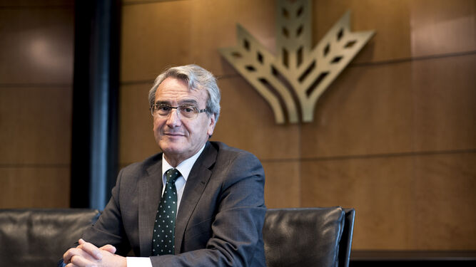 El presidente de Caja Rural de Granada, Antonio León, posa para la entrevista