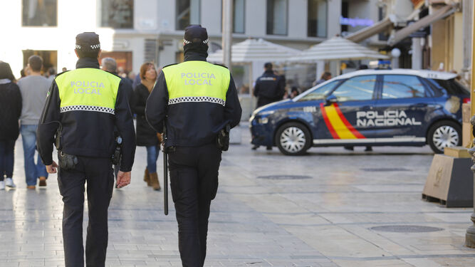 Dos policías locales patrullando en el centro