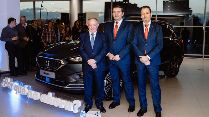 José Gómez, propietario de Automóviles Rueda, junto a Manuel García, gerente, y a Javier Espinosa, jefe de ventas.