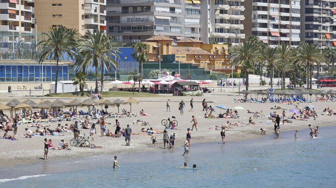 Un numeroso grupo de personas en la playa en Málaga