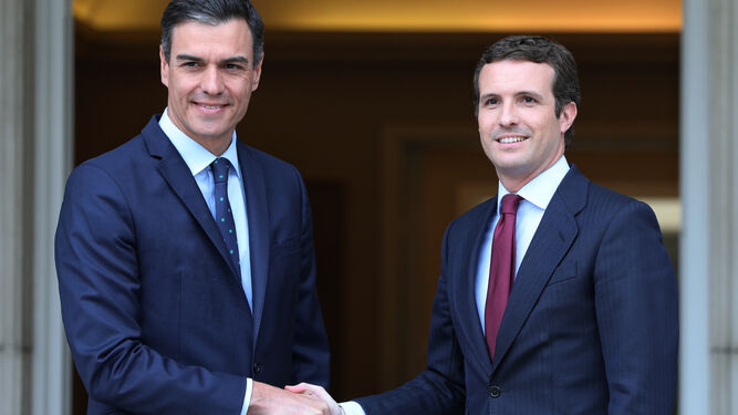 Pedro Sánchez y Pablo Casado se saludan en Moncloa.