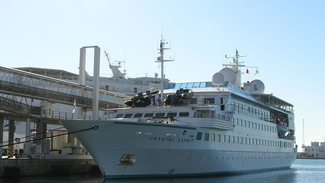 El yate ‘Crystal Espirit’ visita por primera vez el puerto de Málaga.
