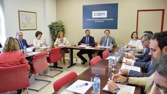 El candidato del PSOE, Daniel Pérez, en un encuentro con empresarios de la CEM.