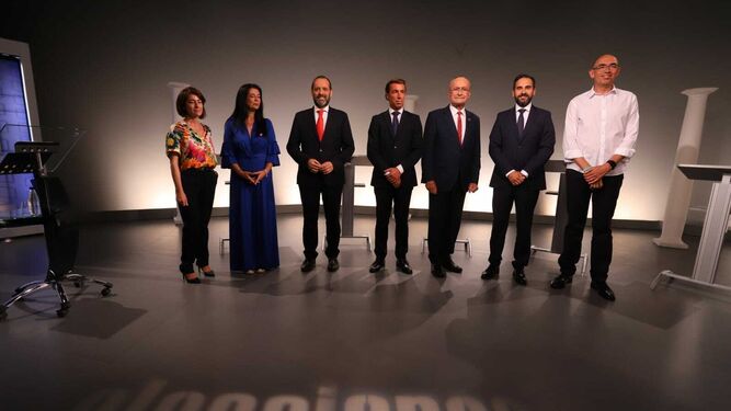 Los representantes de los partidos junto a directivos de Canal Málaga antes de empezar el debate