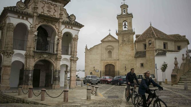 Turistas en bicicleta en la zona de Portichuelo de Antequera.