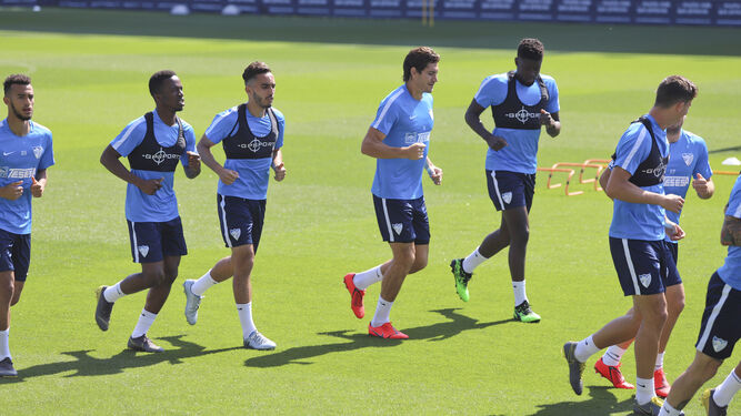 Varios jugadores del Málaga en el entrenamiento de este jueves.