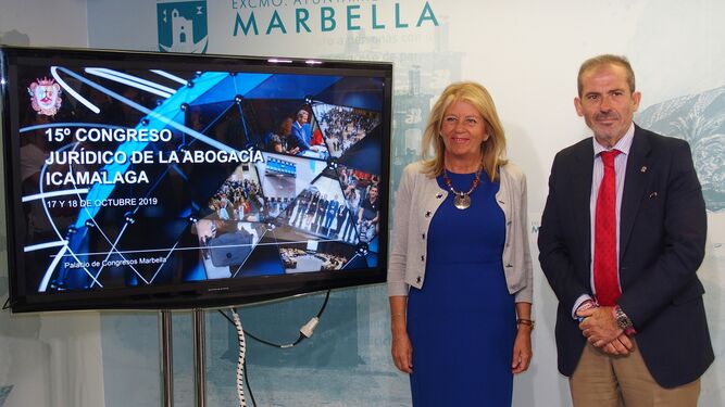El decano del Colegio de Abogados de Málaga, Francisco Javier Lara, y la alcaldesa de Marbella, Ángeles Muñoz.