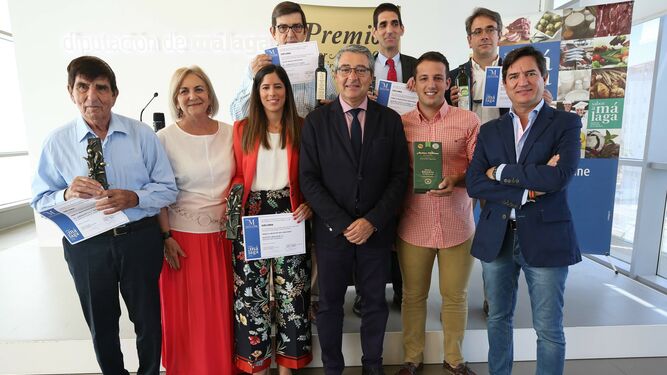 Los ganadores del Premio al mejor Aceite de Oliva Virgen Extra, junto al presidente de la Diputación de Málaga.