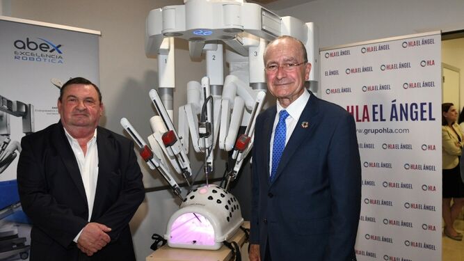 El director médico del hospital HLA Málaga, Dr. Manuel Viola, y el alcalde de Málaga, Francisco de la Torre, comprobando las funcionalidades del robot Da Vinci Xi.