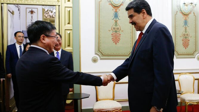 El presidente de Venezuela, Nicolás Maduro, saluda a un representante chino en Caracas.