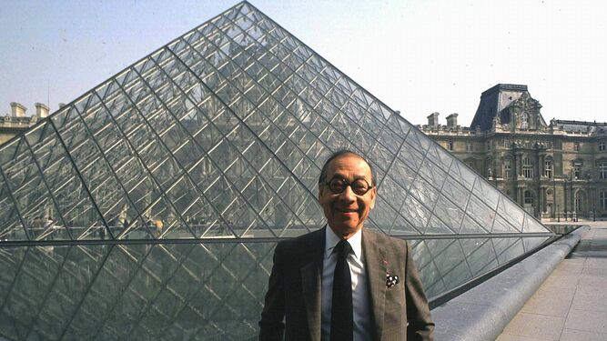 Ieoh Ming Pei, con la pirÃ¡mide del Louvre de fondo