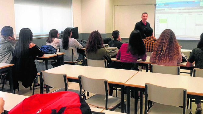 Un profesor imparte clase en un aula del centro Agrupamento de Ecolas de Vila Real de Santo António.