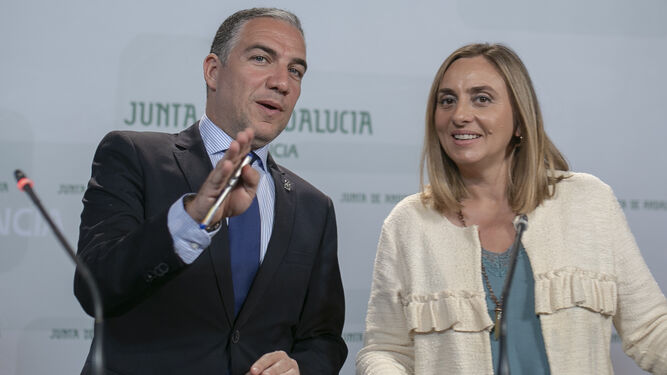 El portavoz del Gobierno andaluz, Elías Bendodo, junto a la consejera de Fomento, Marifrán Carazo.