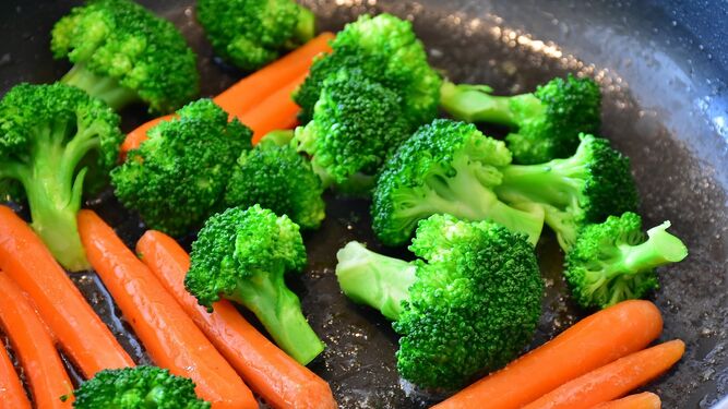 El brócoli es una planta crucífera  con alto contenido en vitamina C y fibra alimentaria.