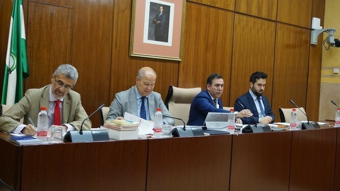 El consejero de Educación, Javier Imbroda (segundo por la izquierda), en la comisión parlamentaria.