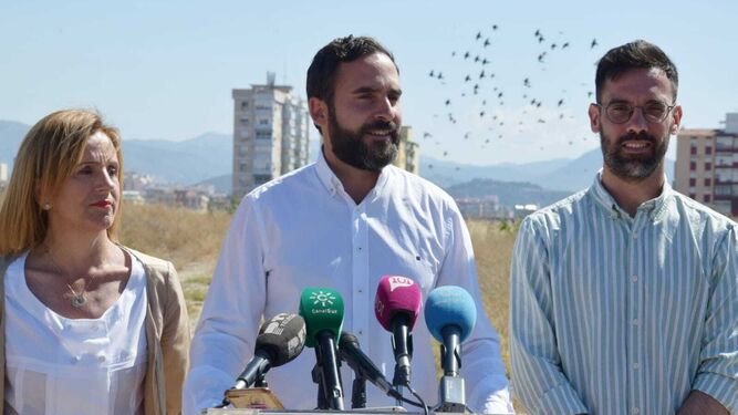 Daniel Pérez, candidato del PSOE en Málaga, en los terrenos de Repsol.