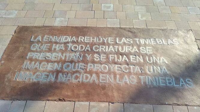 Una falta de ortografía estropea un texto de María Zambrano en el parque de la filósofa en Vélez.