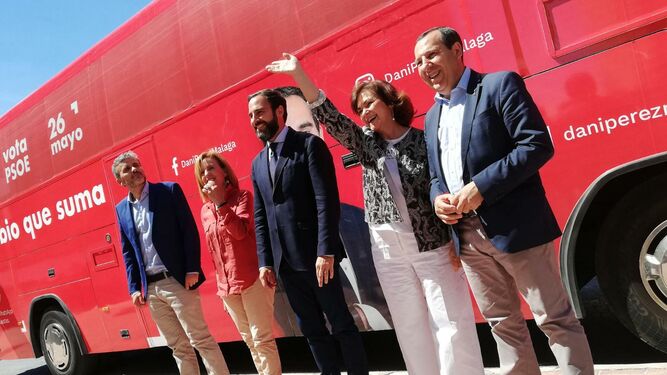 Carmen Calvo, con miembros del PSOE
