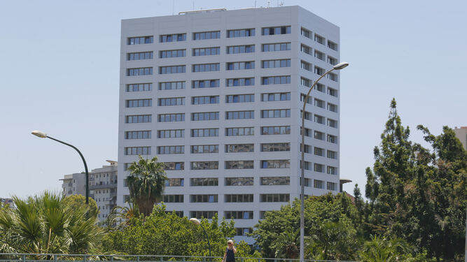 Vista del edificio  de la Junta de Andalucía, ahora con la fachada de color blanco