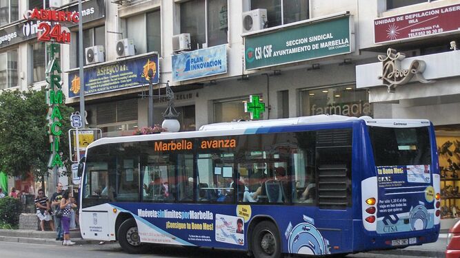 Piden que los bebés  viajen gratis en el autobús que va al hospital de Marbella