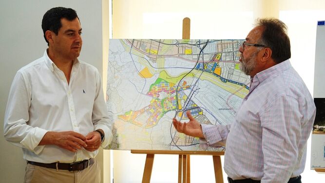 El presidente de la Junta y el alcalde de Alhaurín de la Torre en una reunión sobre la Ciudad Aeroportuaria.