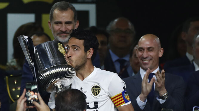 Parejo besa la Copa recibida de manos del Rey Felipe VI.