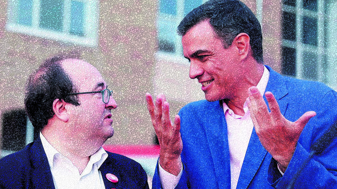 Miquel Iceta y Pedro Sánchez charlan durante un acto de campaña en Barcelona.