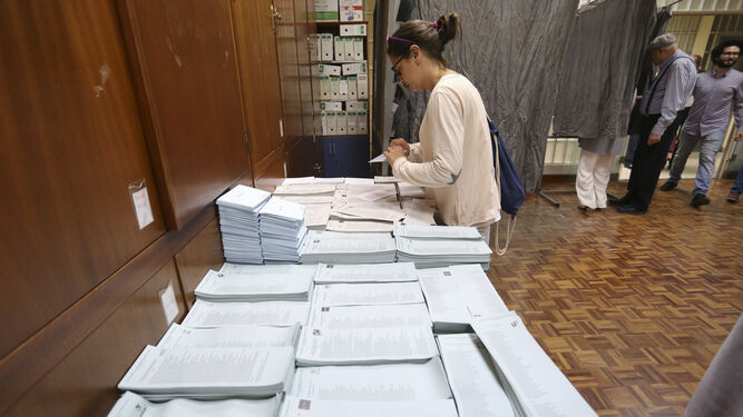 Una mujer elige su papeleta en un colegio electoral de Málaga.