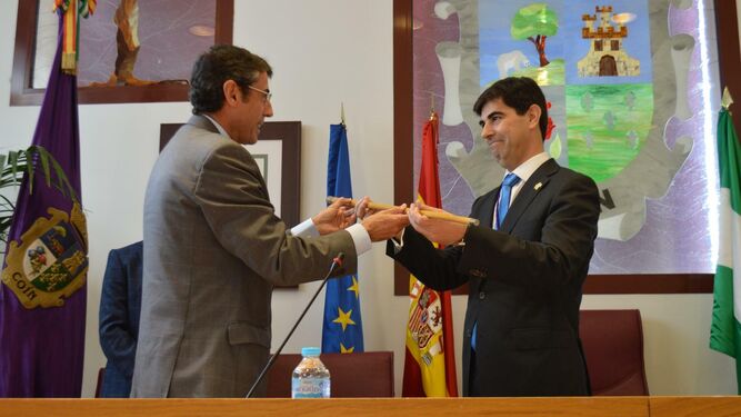 Francisco Santos, a la derecha, el pasado febrero cuando fue nombrado alcalde de Coín por el saliente Fernández Tapia.