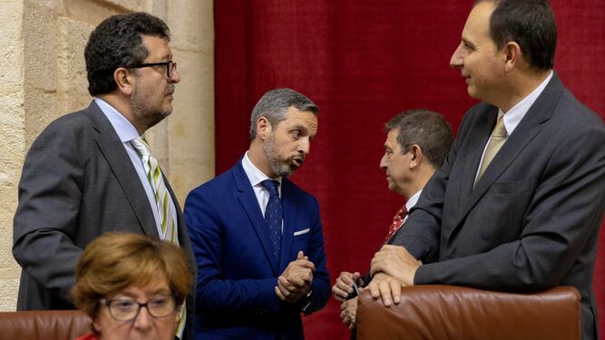 Juan Bravo conversa en el Parlamento con Francisco Serrano, Eugenio Moltó y Francisco José Ocaña