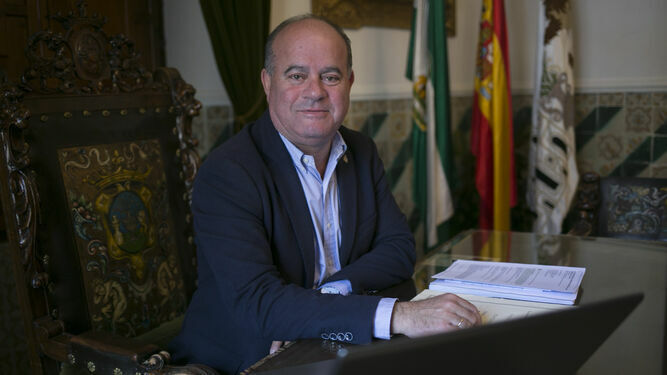 Manuel Barón en el despacho de la Alcaldía de Antequera