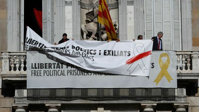 La pancarta que vetó la JEC en el balcón dela Generalitat es relevada por una segunda, que también fue prohibida.