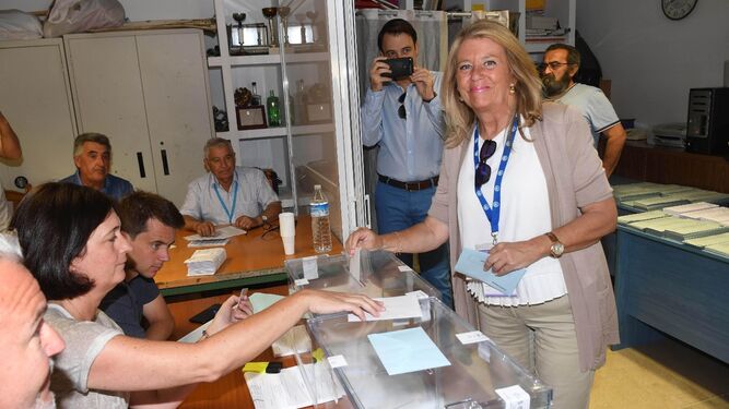 Ángeles Muñoz, alcaldesa de Marbella, votando en las elecciones municipales.