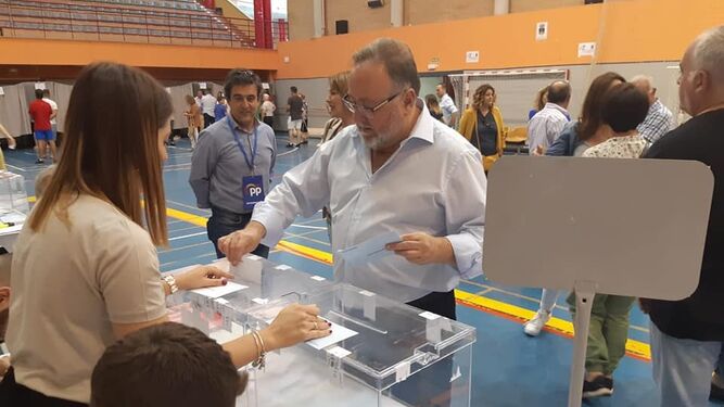 Joaquín Villanova este domingo votando en Alhaurín de la Torre.