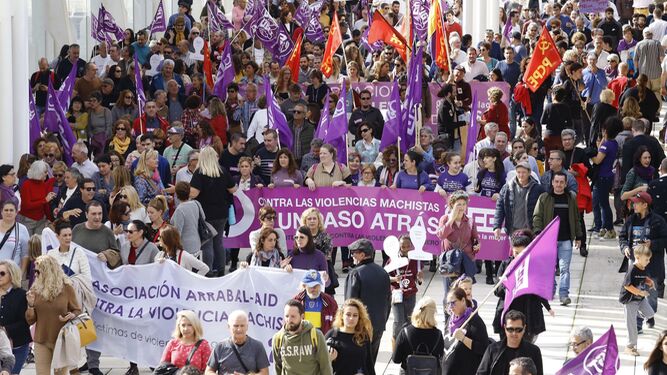 Representantes políticos, sindicales y de colectivos sociales acuden a una protesta contra la violencia de género