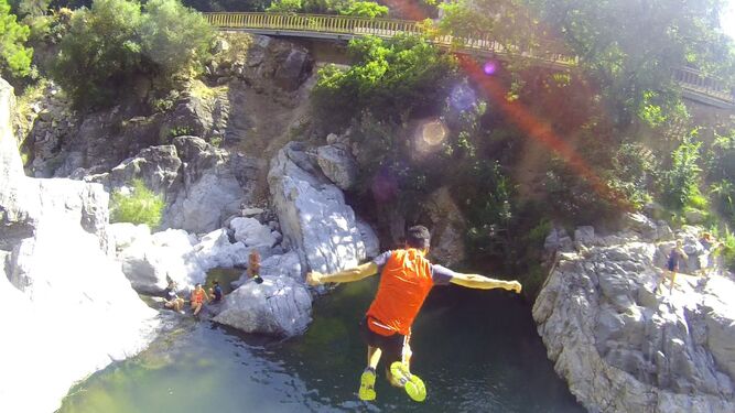 Saltar al río Guadalmina para inaugurar un verano infinito.