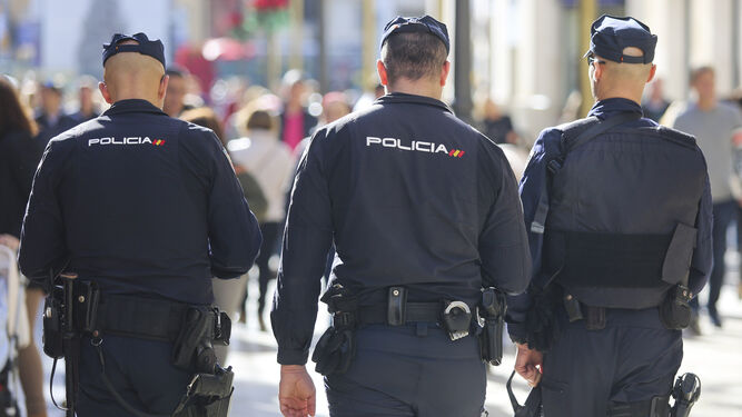 Tres policías nacionales en el centro de la ciudad