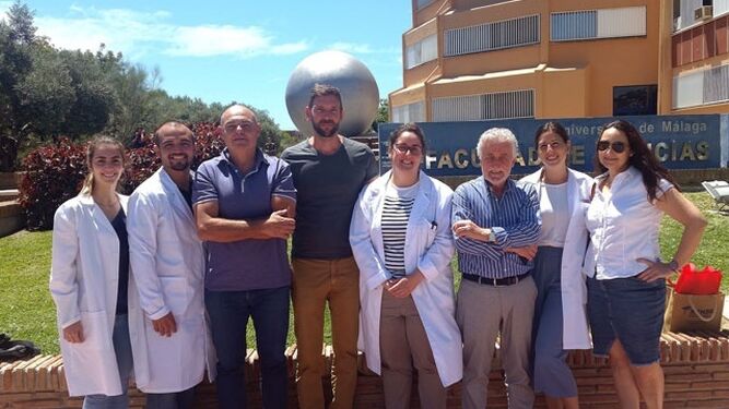 Grupo de investigadores de la UMA, en la Facultad de Ciencias.